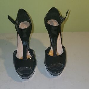 Le Chateau Black Patent Leather Women's Heels